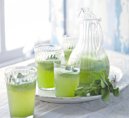 Cucumber & elderflower spritzer