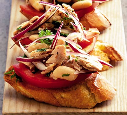 10-minute tuna-bean toasts