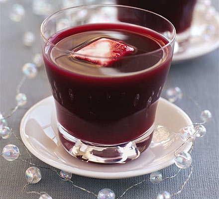 Beetroot shots with tarragon yogurt ice cubes