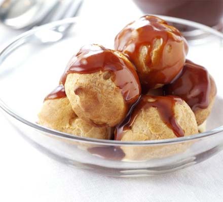 Iced vanilla & caramel profiteroles