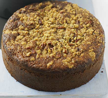 Banana cake with pecan crumble crunch