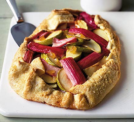 Rhubarb, ginger & apple scrunch pie