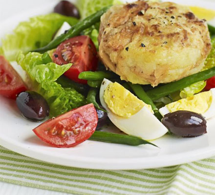 Tuna fish cake Niçoise salad