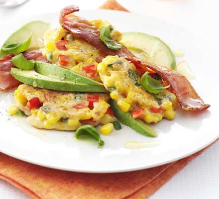 Hot corncakes with avocado, bacon & basil