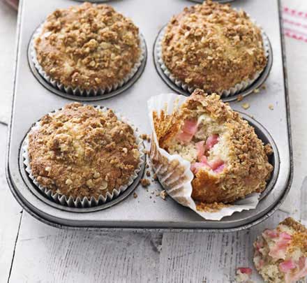 Rhubarb crumble muffins