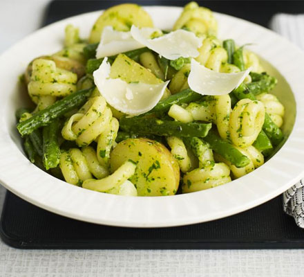 Herby pesto, bean & potato pasta