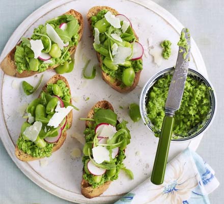 Crostini with pea purée, rocket & broad beans