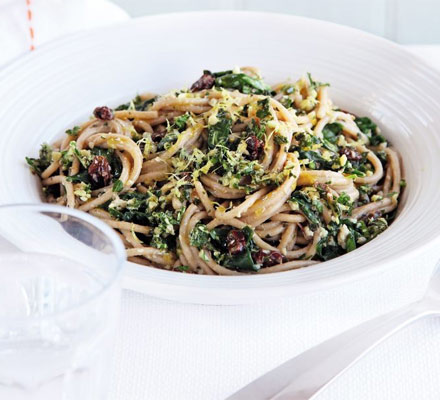 Spaghetti with spinach & walnut pesto