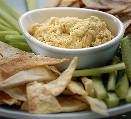 Homemade hummus with pitta chips