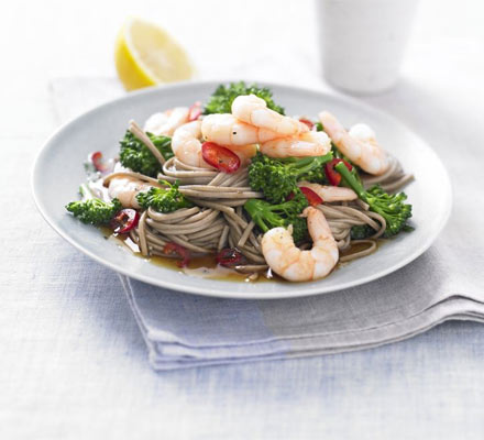 Teriyaki prawns & broccoli noodles