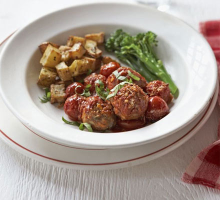 Baked turkey meatballs with broccoli & crispy potatoes