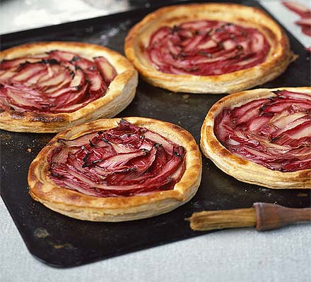 Creamy rhubarb tarts