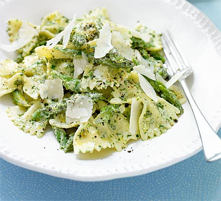 Asparagus pasta with mint pesto