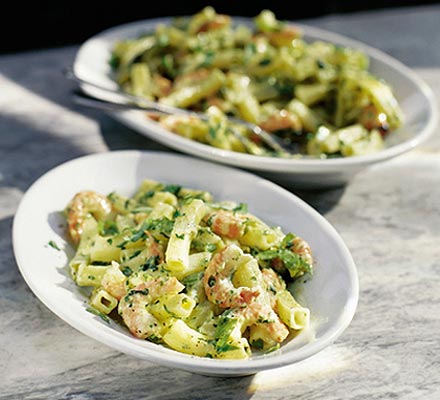 Pasta salad with pesto & prawns