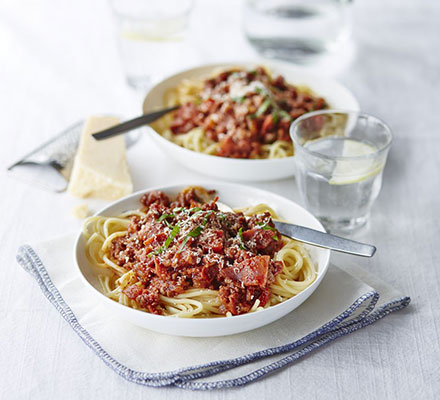 Spaghetti Bolognese with salami & basil