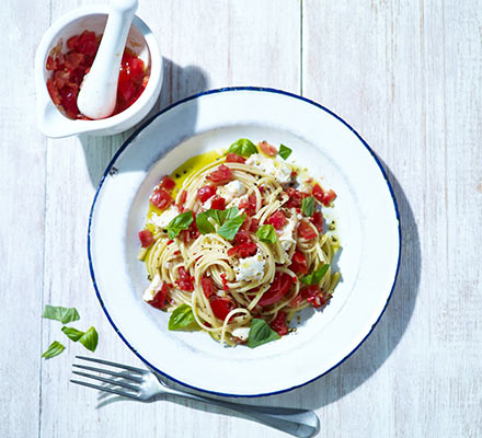 Spaghetti with fresh tomato sauce