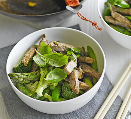 Stir-fry green curry beef with asparagus & sugar snaps