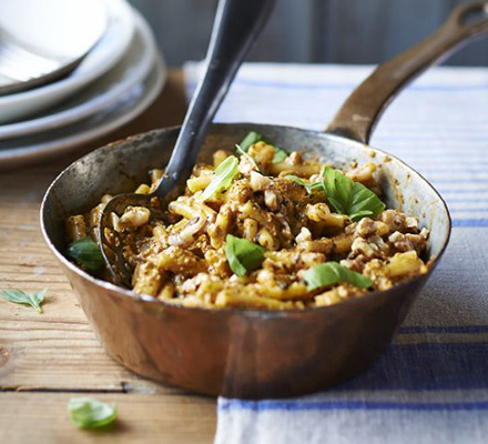 Walnut & red pepper pesto pasta