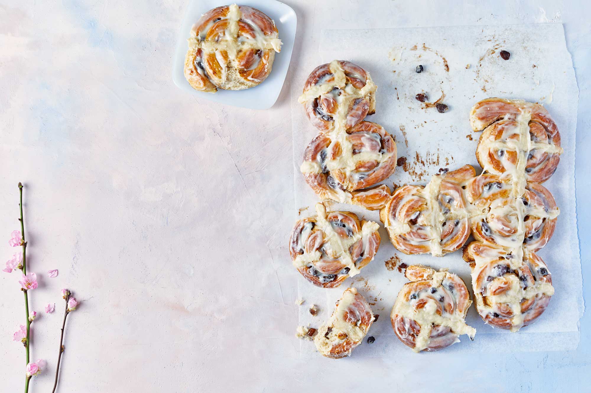 Hot cross cinnamon buns